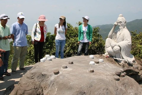 Tourists visit Tien Sa (Fairies' landing place) (Photo: VNA)